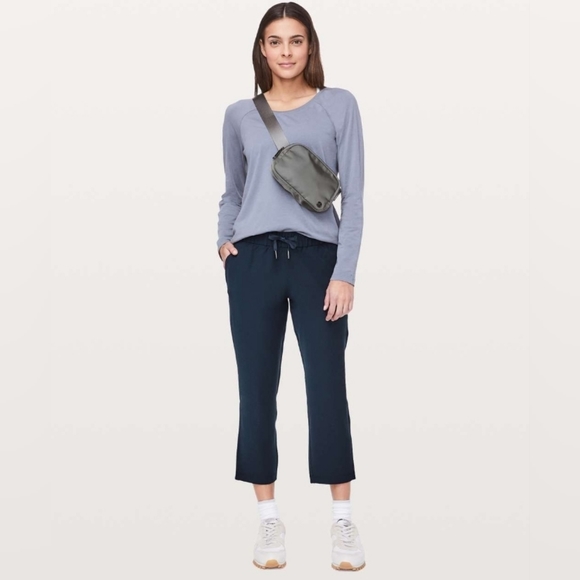 Lululemon On The Fly Crop Woven 23" True Navy Size 10 - Picture 1 of 7